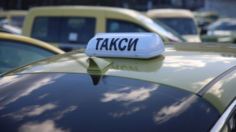 Арестуваха двама за кражба на 9000 лв. от таксиметров автомобил във Велико Търново